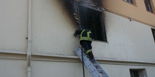 Kayseri'de 14 katlı bir binada çıkan yangında dumandan etkilenen onlarca kişi itfaiye aracı ile evlerinden tahliye edildi.