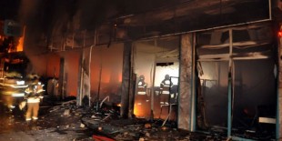 İzmir'de göstericiler marketi yaktı
