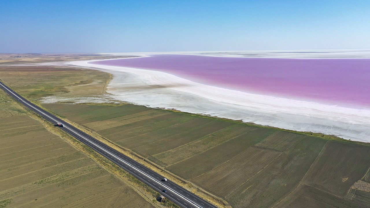 Tuz Gölü’ndeki renk değişimi büyülüyor