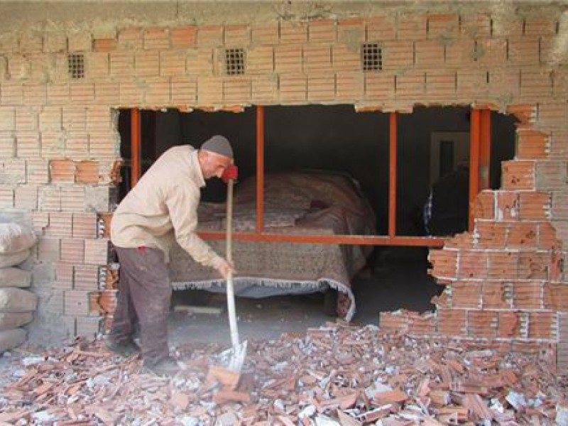 Binaya “hapsettiği“ otomobilini 37 yıl sonra çıkardı