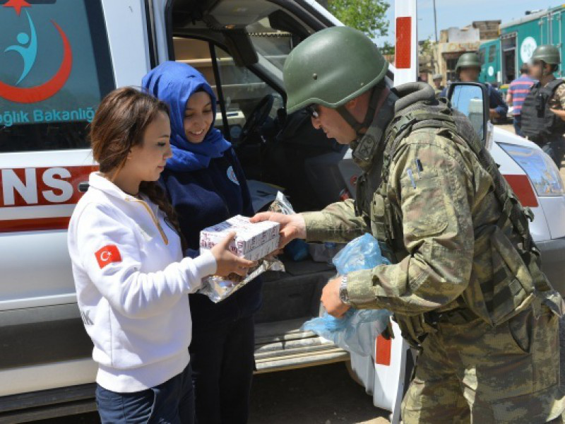 Mehmetçik sevgi paketleri ile moral buluyor