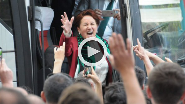 Akşener taraftara ’üçlü’ çektirdi