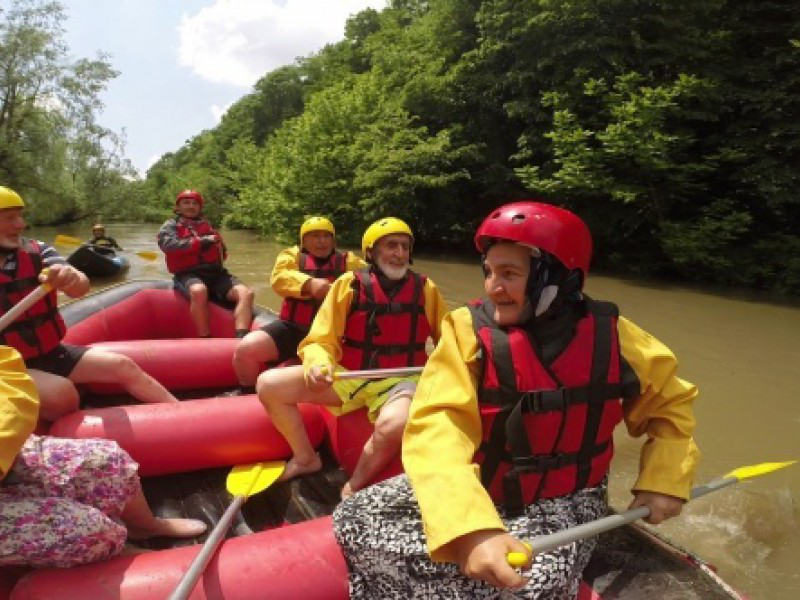 80’lik adrenalin tutkunlarının rafting macerası