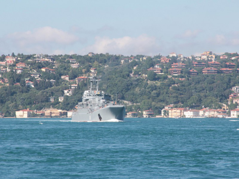 Rus savaş gemisi İstanbul Boğazı’ndan geçti