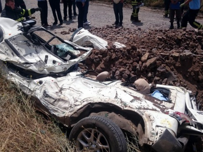 Hafriyat kamyonunun altında ezilen araçtan 5 kişi sağ çıktı