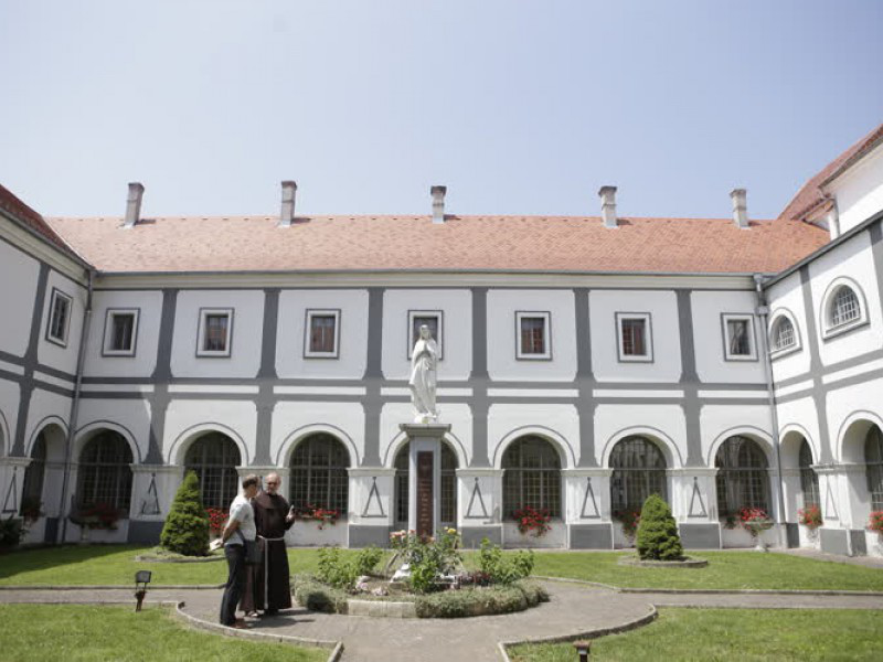 Manastırda muhafaza edilen Osmanlı mezar taşı