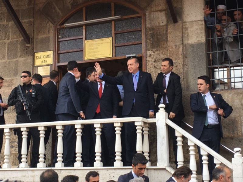 Cumhurbaşkanı Erdoğan, cuma namazını Kapu Camii’nde kıldı