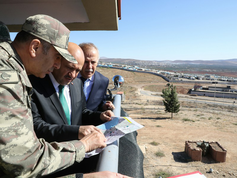 Milli Savunma Bakanı Işık, sınır hattında