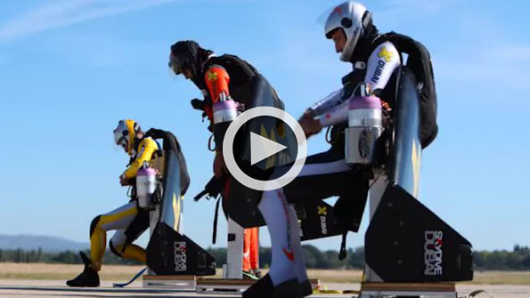 Jetpack’li 3 adam jet uçaklarıyla uçuş gerçekleştirdi