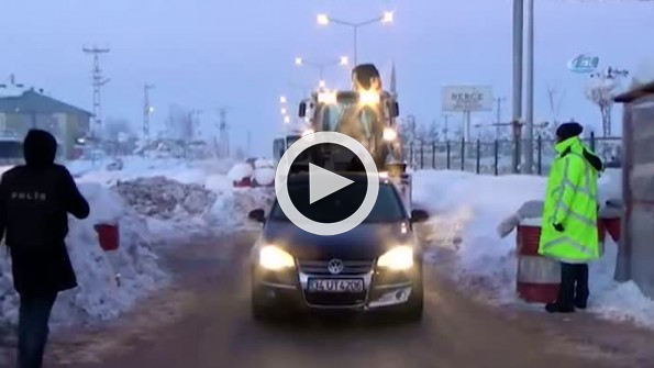 Dondurucu soğukta nöbet tutan polislere sıcak ikram