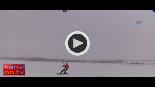 Donan Büyükçekmece Gölü’nde Snowkite yaptı